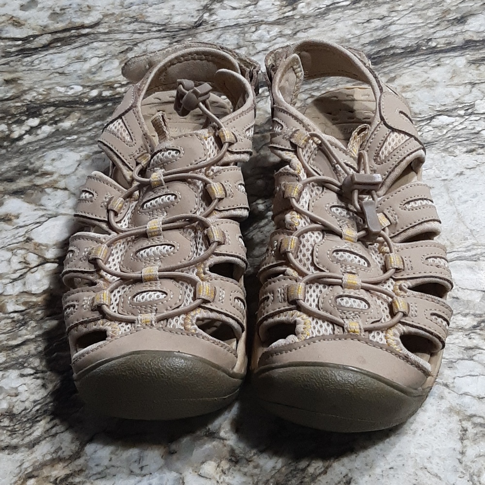 KHOMBU  Aqua Trac Sandals Size 6 Big boys = 8 womens